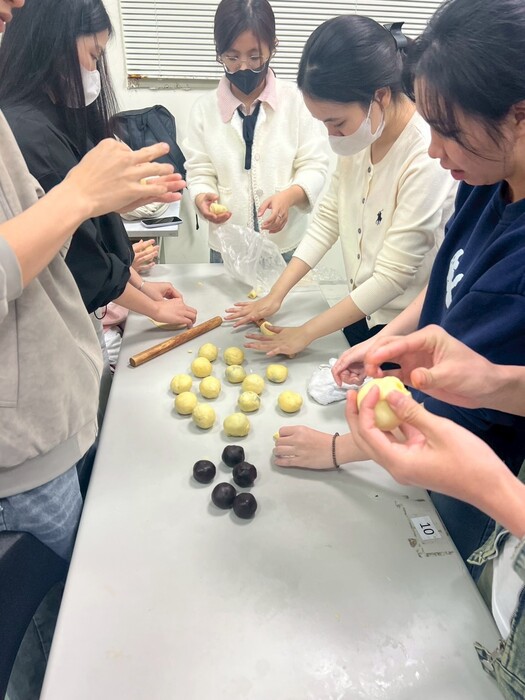 1141 Ocean Flavors and Festive Language: Taiwanese Salted Egg Yolk Baking WorkshopImage